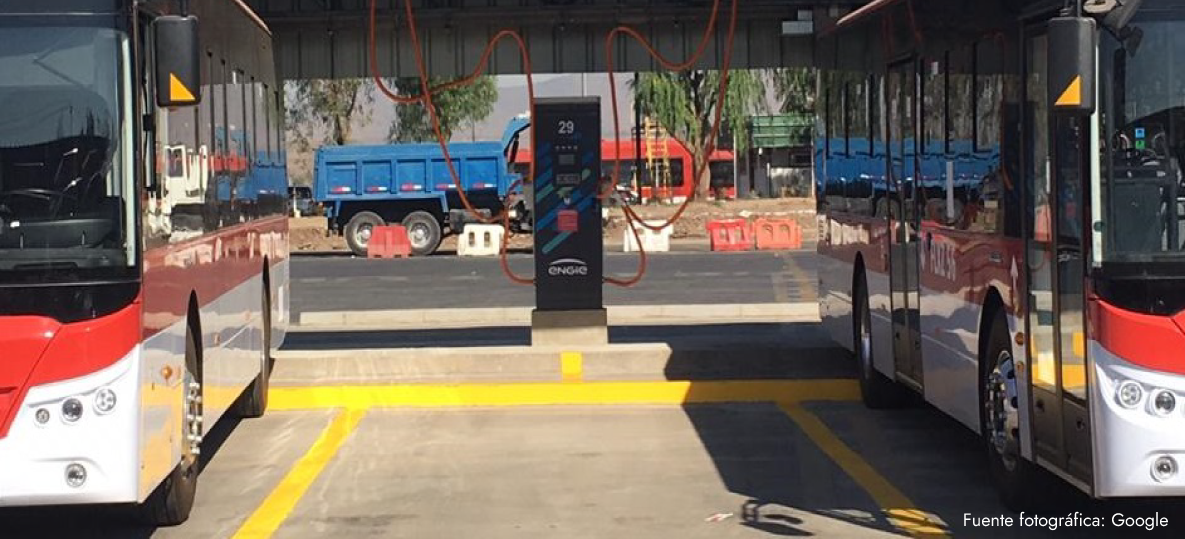 Buses eléctricos del transporte público cargando